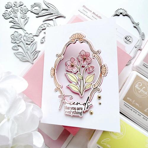 Pinkfresh Studio - Stencil - Blossom Medallion by Inna Moreva (324026)