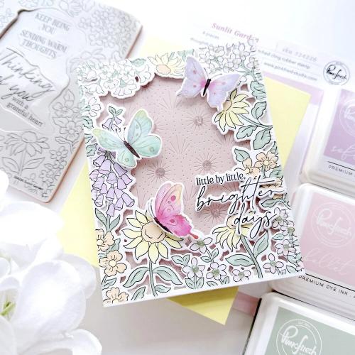 Pinkfresh Studio - Stencil - Sunlit Garden by Inna Moreva (324426)