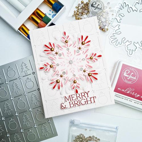 Pinkfresh Studio - Radiating Snowflake stencil